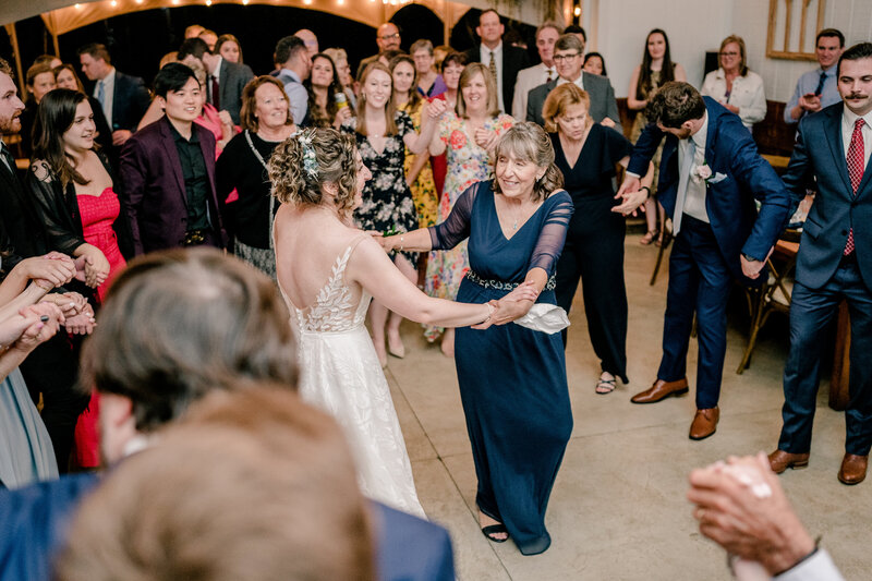 vibrant-farm-wedding-in-waterford-virginia-00026