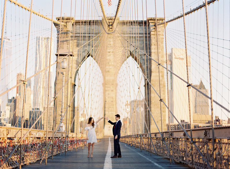 04-Brooklyn-Bridge-Engagement-Photos