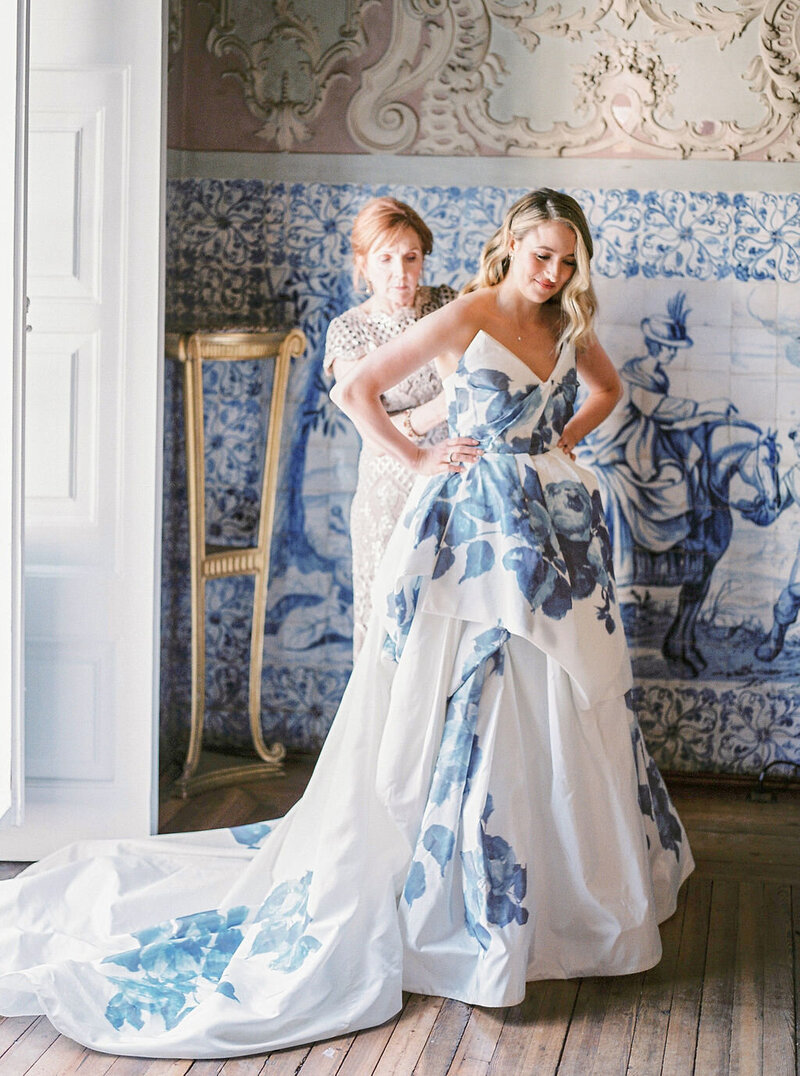 Mother and Daughter's cute moment as she helps the bride getting dressed in her beautiful Monique Lhuillier dress for her Portuguese Wedding Destination at Palácio Marqueses da Fronteira