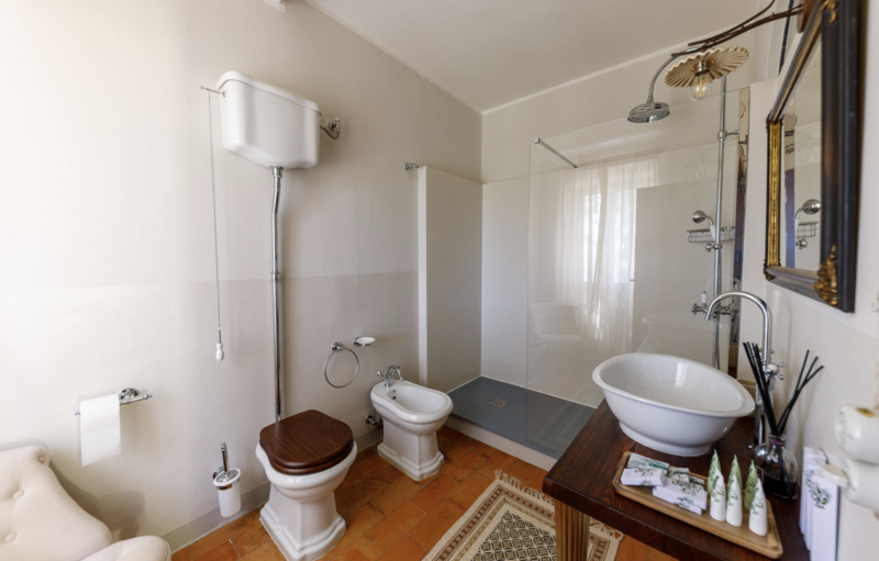 Sauvignon Bathroom