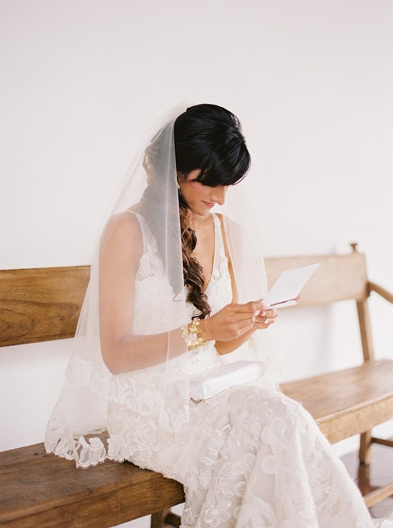 12-bride-reading-letter-from-groom-before-wedding