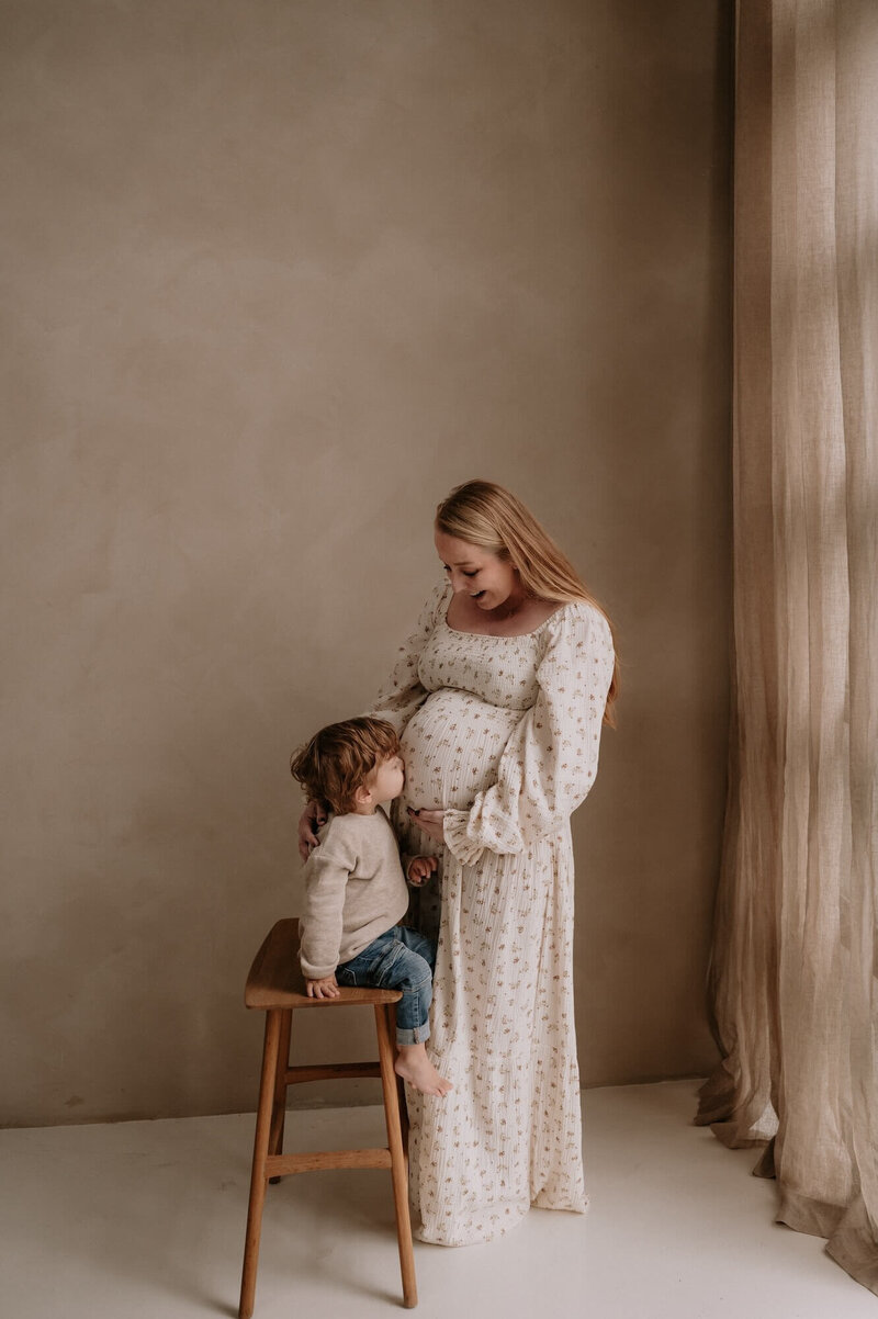 Mama en zoontje tijdens zwangerschapsshoot in Atelier Oost Amsterdam