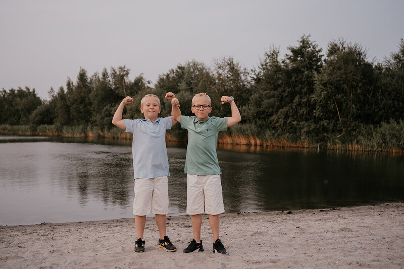 ngedwongen gezinsmoment met kinderen gefotografeerd door kinderfotograaf Leukfotografie – Amsterdam Noord"