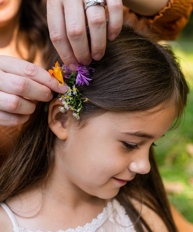 mom putting flowers in daughters hair in berea ohio