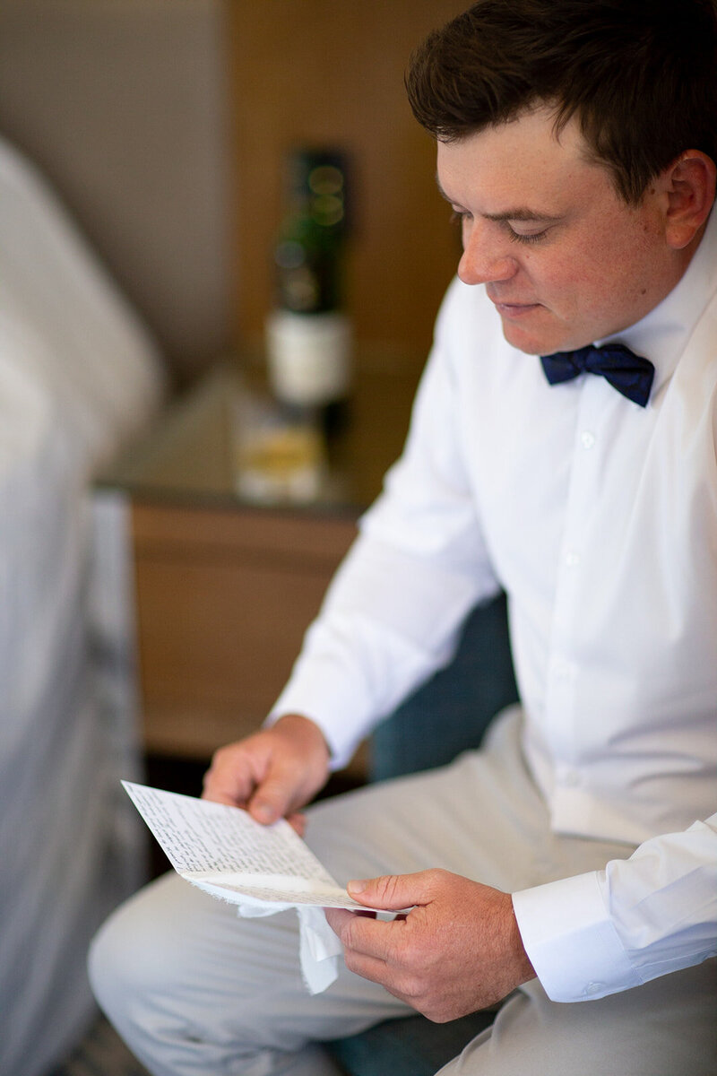 Groom reads the bride's letter