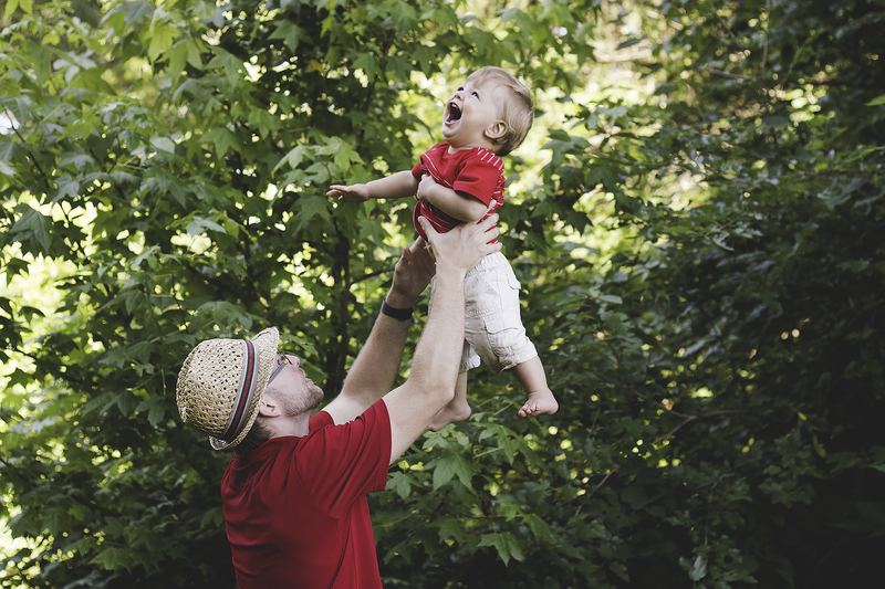 dad tossing son in air for candid laughing photographer ohio