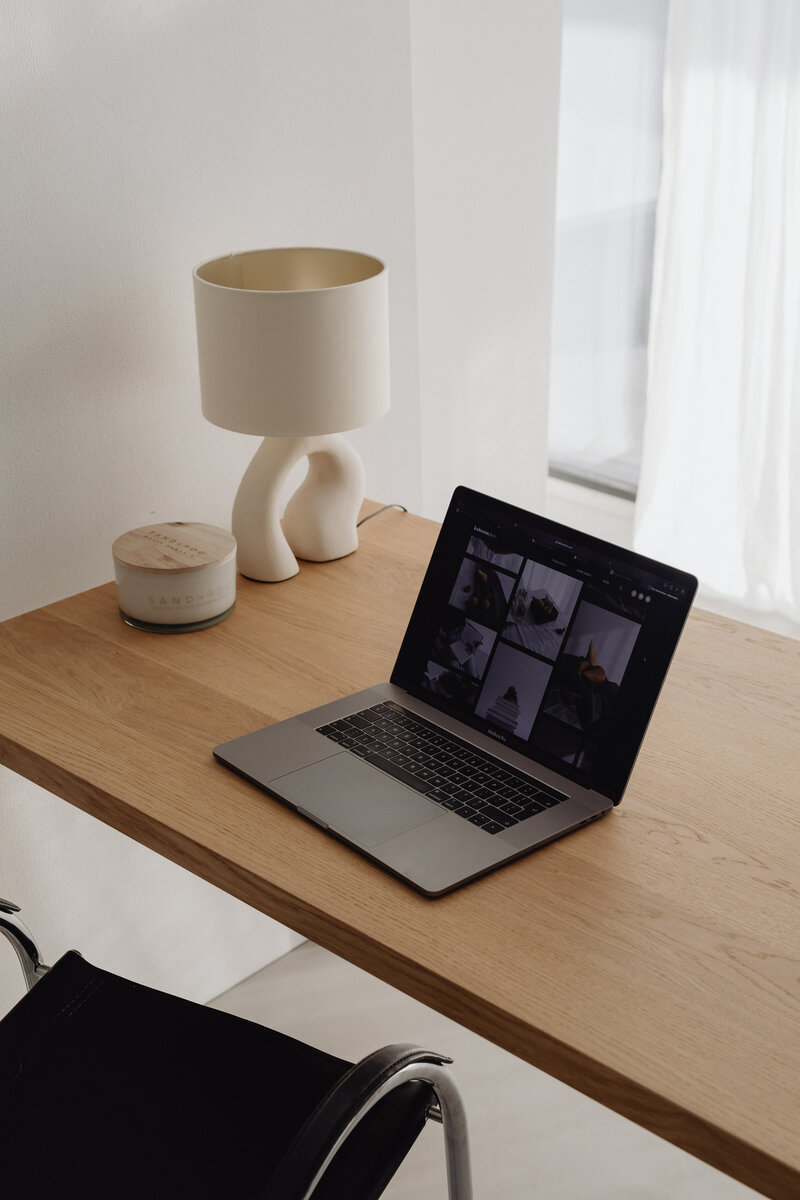 kaboompics_wooden-desk-laptop-home-office-minimalist-warm-minimal-28766