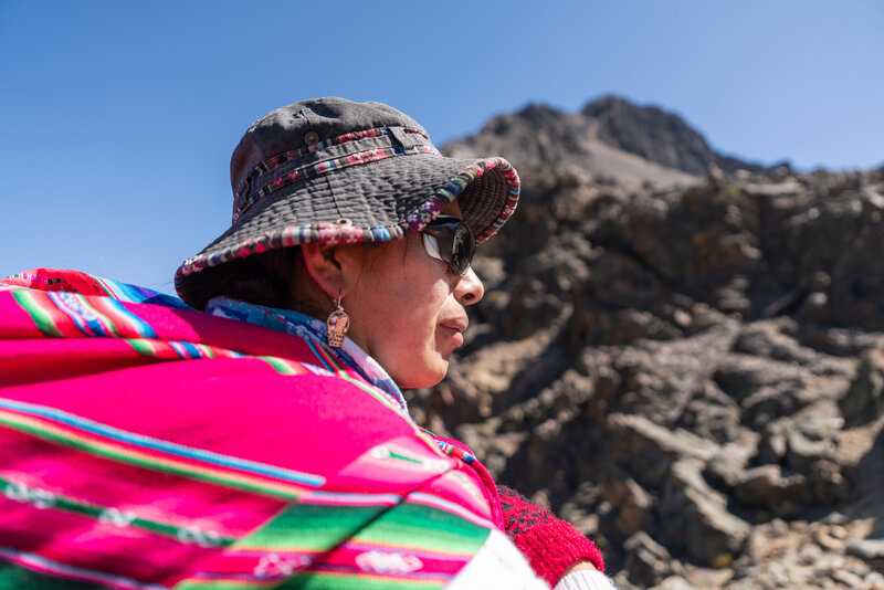 climbing_cholita_cecilia_portrait_andes_bolivia2