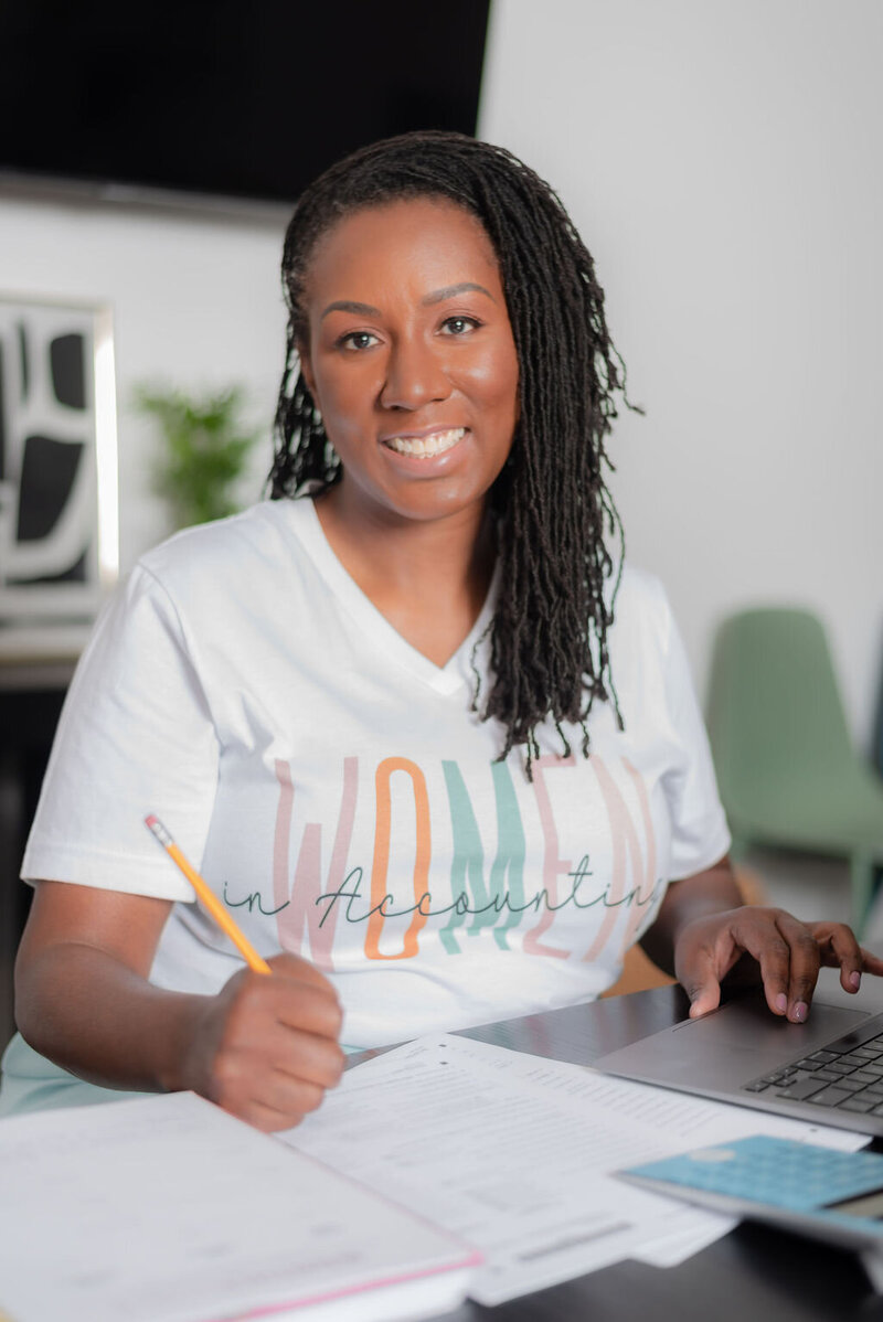 maryland accountant smiling wearing a shirt that reads woman in accountant