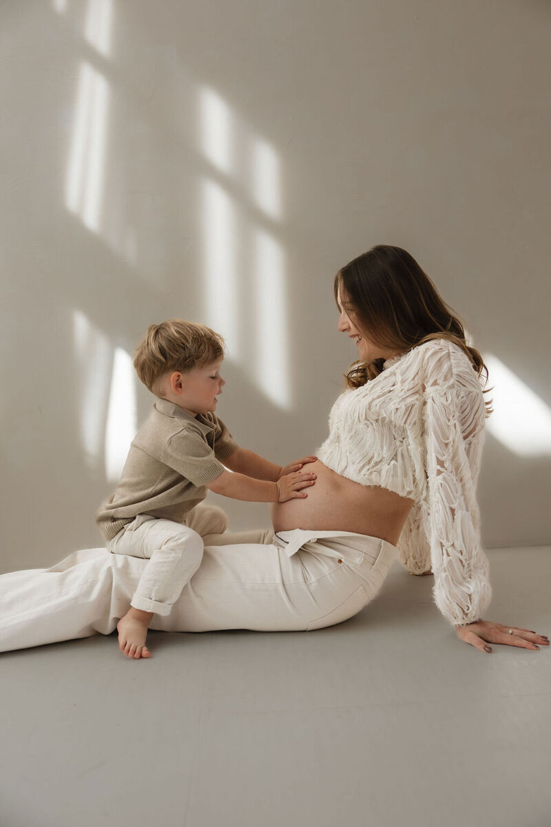 Memories-by-soof-zwangerschapsshoot-daglicht-studio-rijswijk-fotoshoot-studio-amsterdam-57