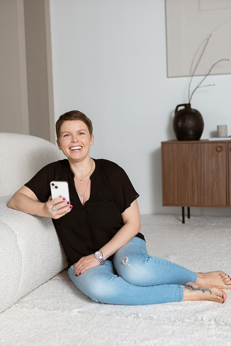 Simone Sauter, PR & publicity expert, working on macbook