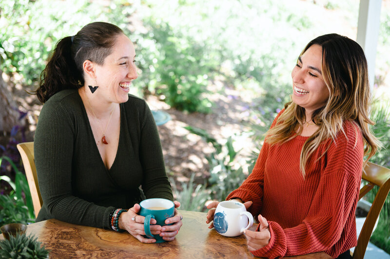 Image of doula and client hosting session over coffee