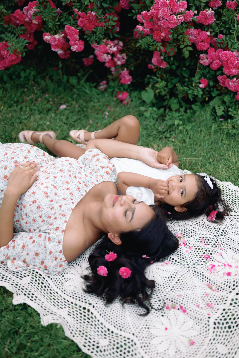 Brooke Lacombe is an Ottawa, Ontario based Newborn photographer, specializing in motherhood, maternity, newborn and family fine art photography.