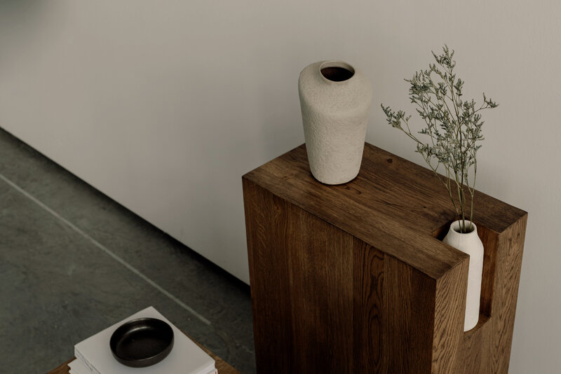kaboompics_minimalistic-furniture-solid-wood-smoky-oak-wooden-pillar-vase-dried-flowers-25689