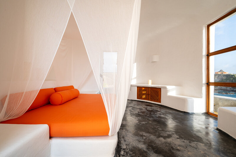 Sol-de-Oriente-Luxury-Villa-Careyes-Mexico_Tower_Bedroom