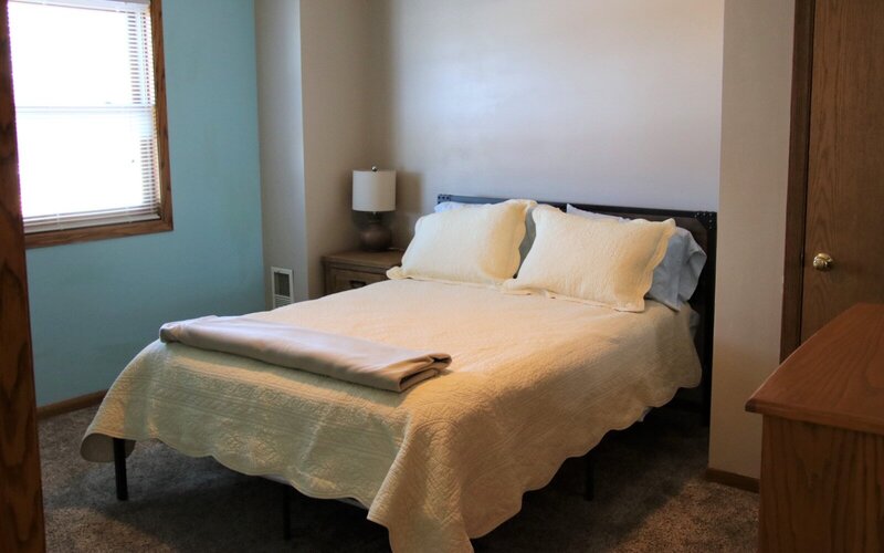 bedroom at famr house lodging at barnwood events in madison, winconsin.