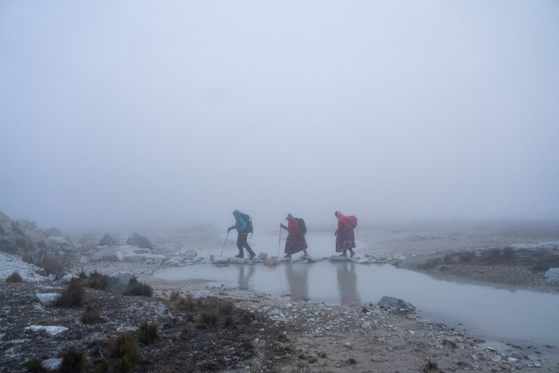 climbing_cholita_guides_andes_bolivia