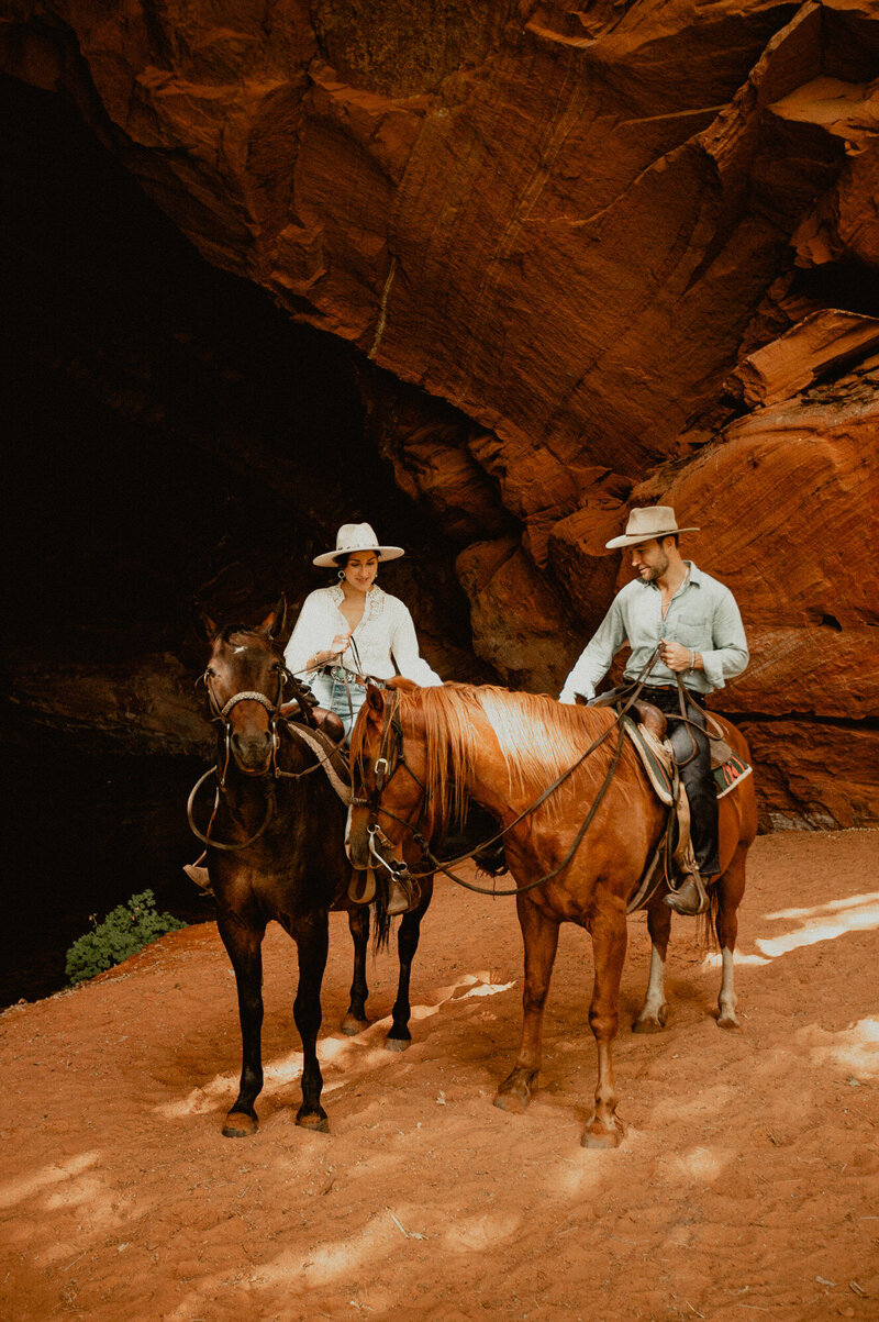 Utah Adventure Elopement_Kanab_UT_White Pocket and Peekaboo Slots_Cave Lakes Ranch Horses16