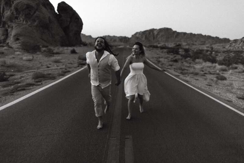 Elopement photography at he Valley of Fire in Nevada, US