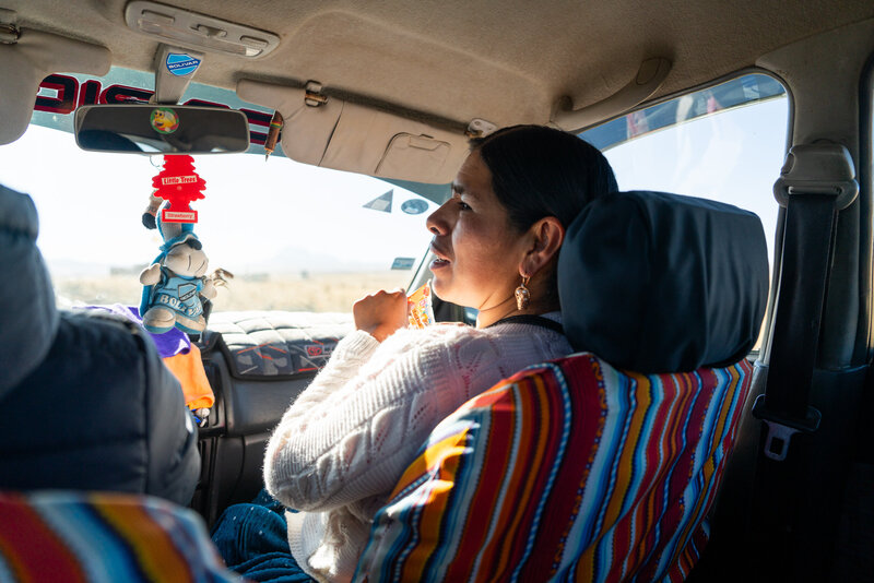 1_climbing_cholita_cecilia_lifestyle_andes_bolivia