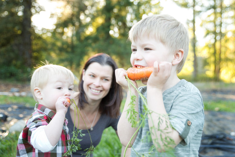 Kids in yard with carrots-3404