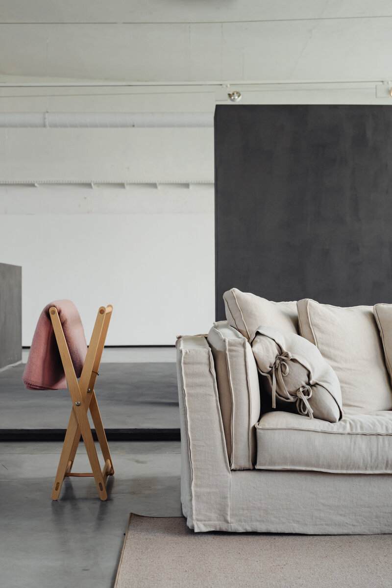 kaboompics_living-room-with-comfortable-linen-sofa-carpet-pillows-22045