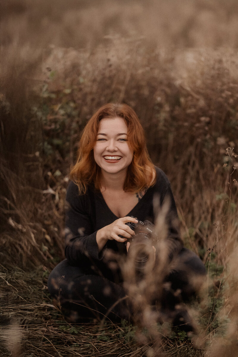 Portrait von Jenny, Hochzeitsfotografin bei Stories by Jane – spezialisiert auf ungestellte Hochzeitsbilder