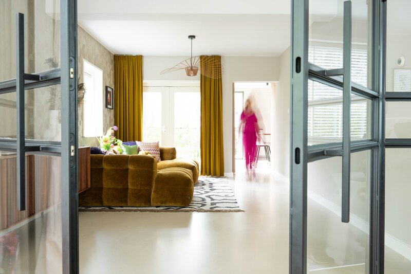 Inrichting moderne woonkamer door Styling by Annemarie
