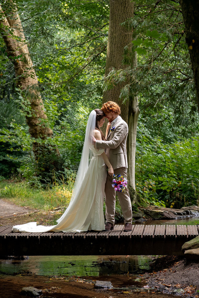 Bruidspaar beleeft hun eerste ontmoeting tijdens de First Look in het park in Oosterbeek, begeleid door Timeline Weddings, uw weddingplanner in Gelderland