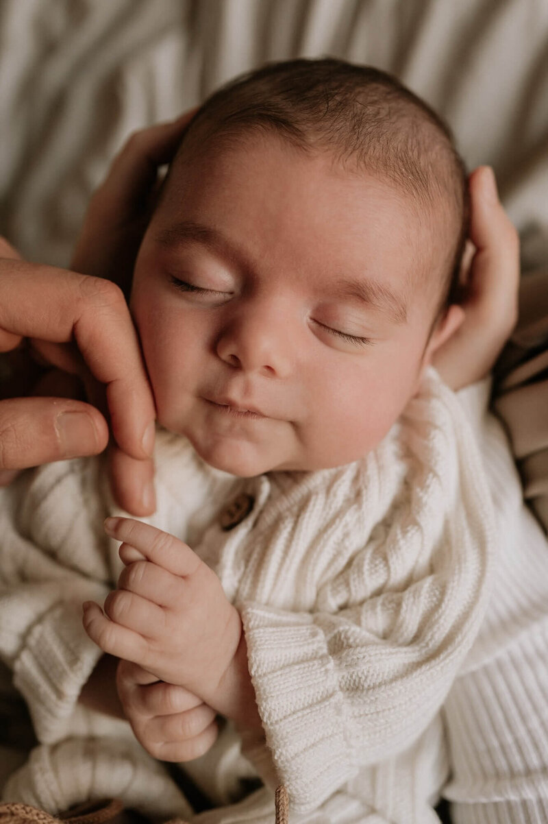 Slapende baby tijdens newbornshoot