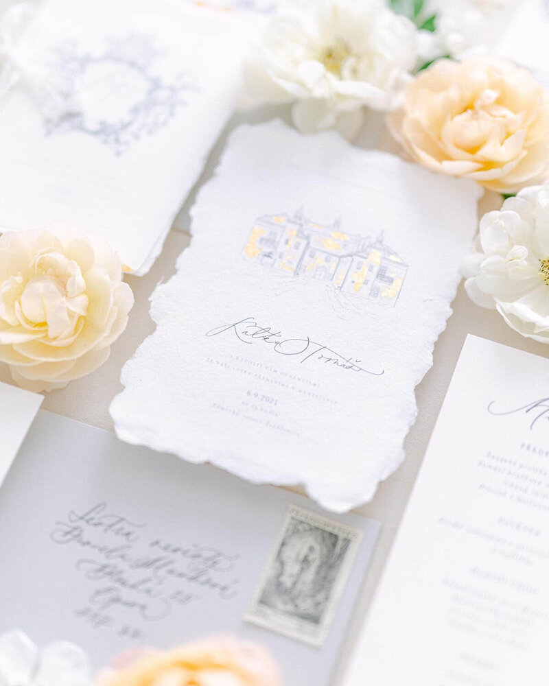 Fotografie svatebního oznámení  ve fine art stylu z ručně dělaného papíru s kaligrafií