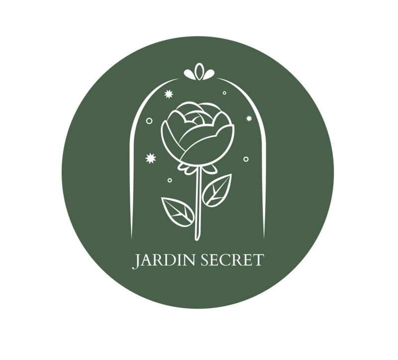 Logo final Jardin Secret  en blanc sur fond vert foncé