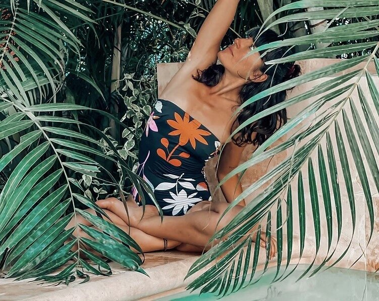 Alex Shambori leading a personalized yoga session in Puerto Escondido, offering dynamic and restorative classes for individuals and groups.