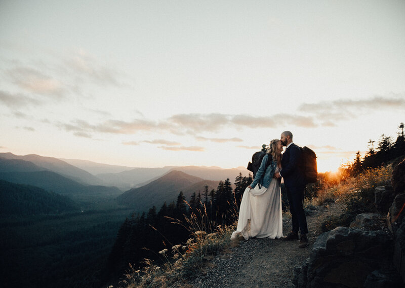 Bride and groom with backpacks elope at mailbox peak in Oregon