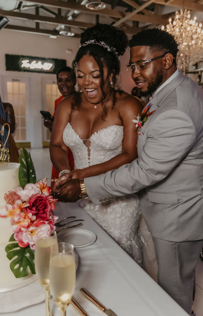 virginia beach bride and groom cutting cake