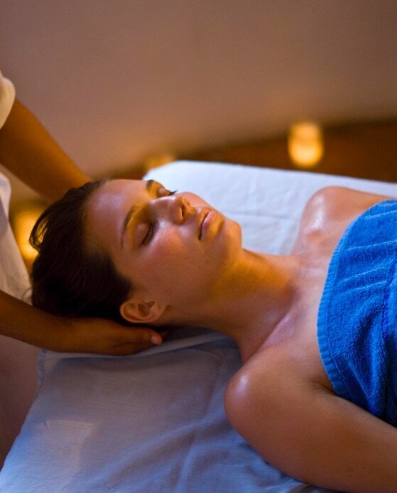 A tranquil treatment space at Temazcalli, where clients receive a range of services including massages, beauty and weight loss treatments, active meditation, osteopathy, bioregulatory medicine, ozone therapy, and body awareness sessions.