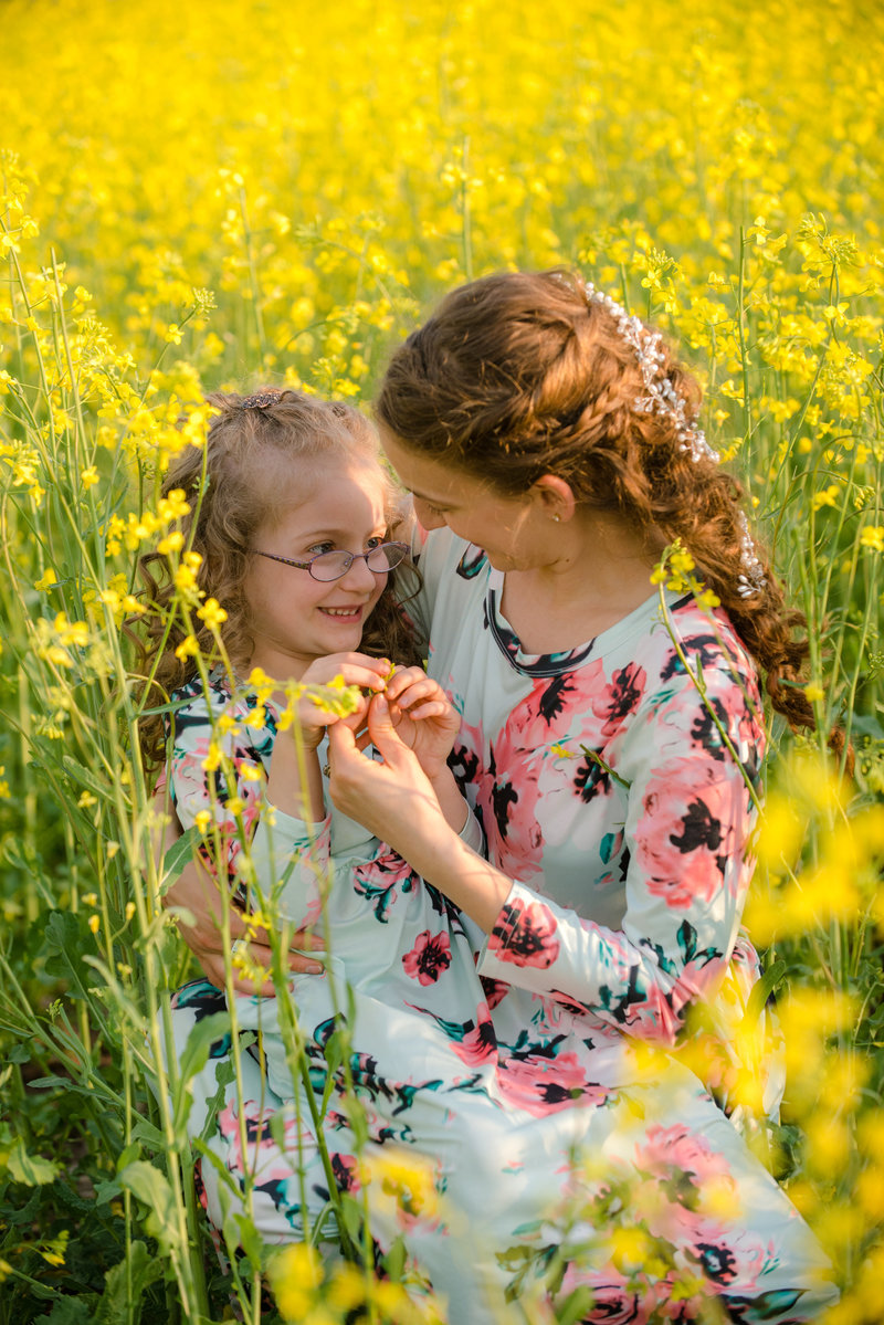 JandDstudio-farm-vintage-family-spring-flowers-motherdaughter