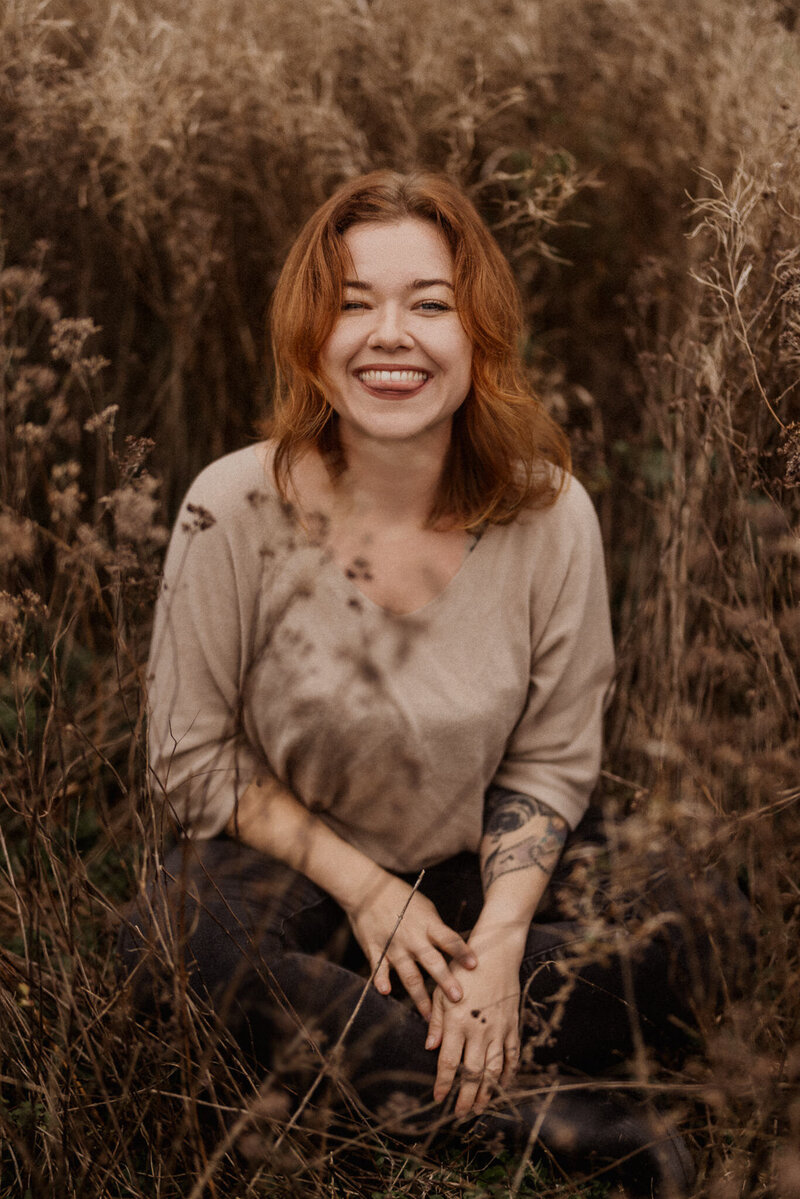 Portrait von Jenny, Hochzeitsfotografin bei Stories by Jane – spezialisiert auf ungestellte Hochzeitsbilder