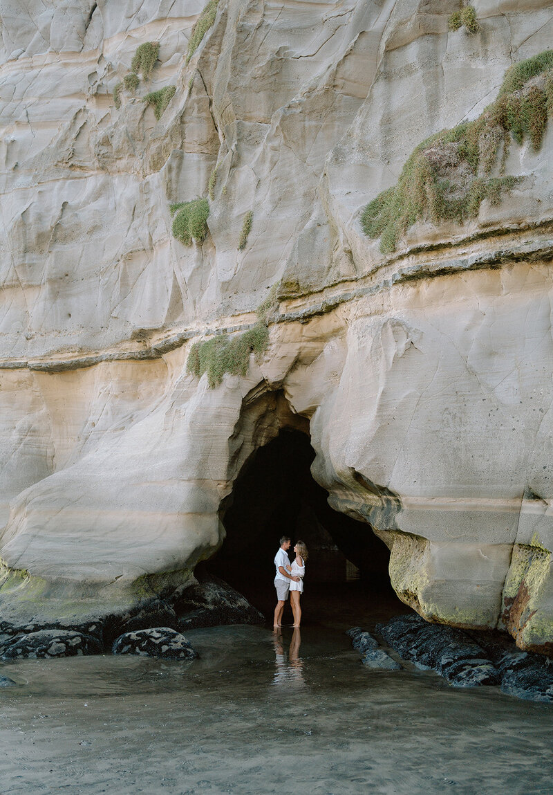 couples photographer captures couple emracing under a cave
