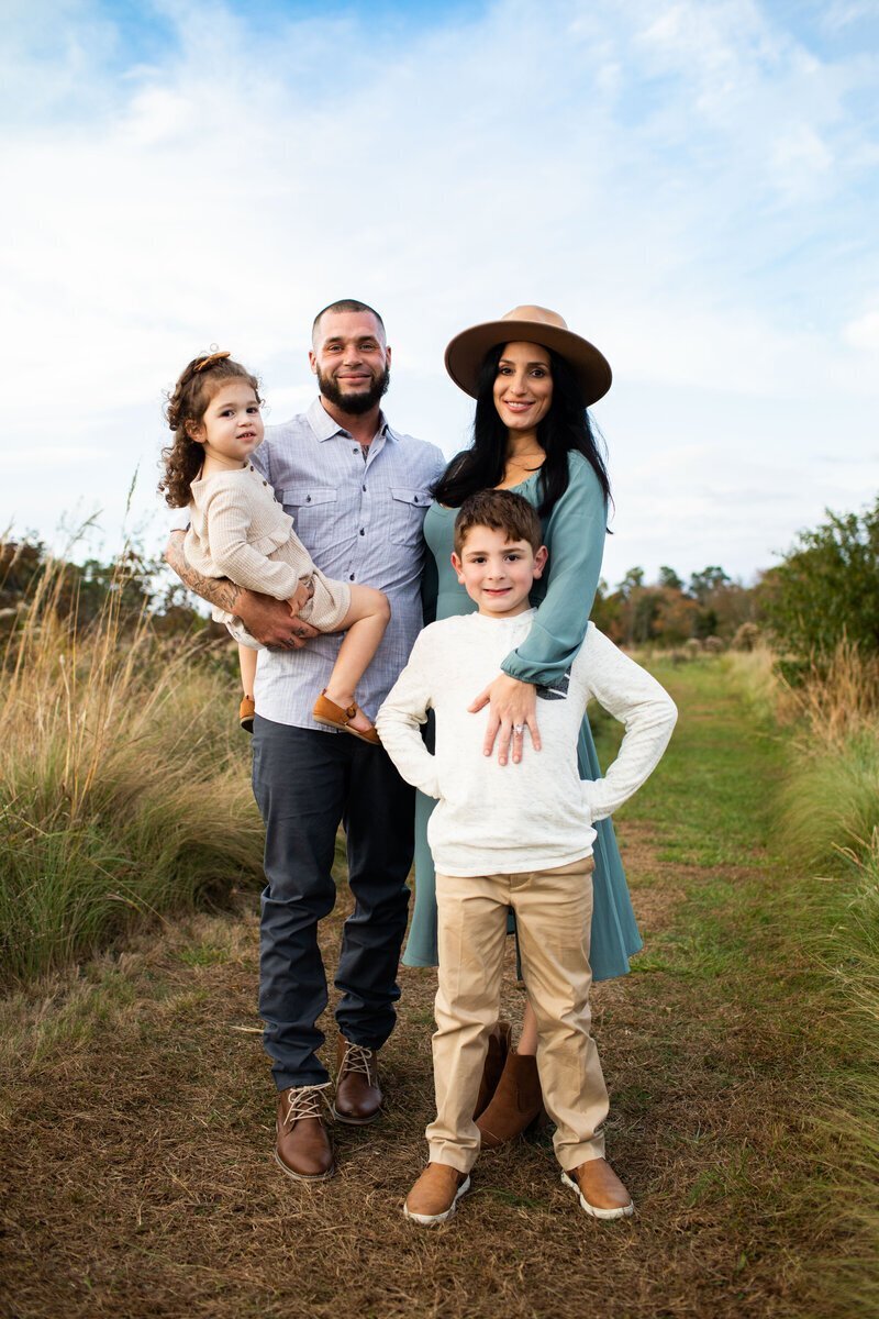 family photography new jersey of family in field