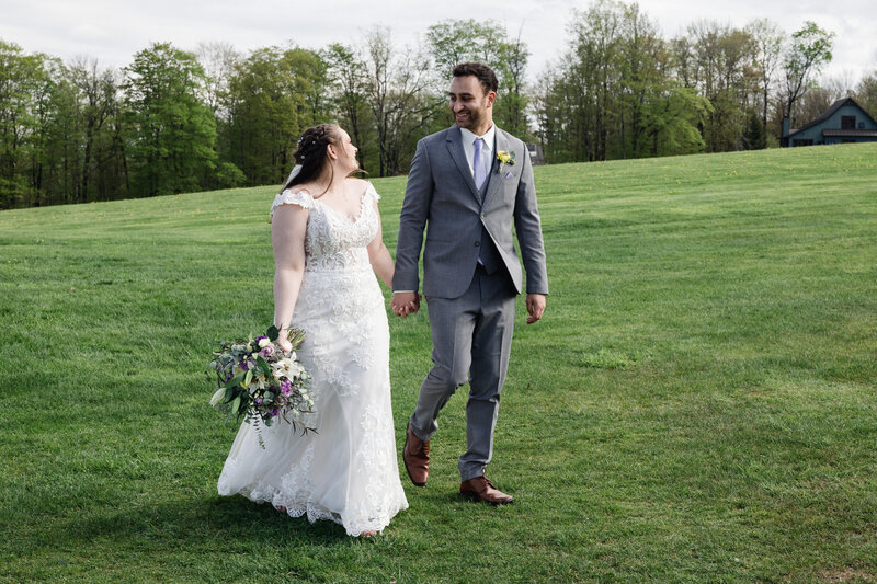 COUPLE-GETS-MARRIED-AT-MOUNTAIN-TOP-RESORT-IN-VERMONT