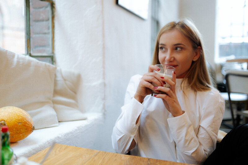 kaboompics_cozy-cafe-moments-relaxing-coffee-breaks-and-rustic-interior-vibes-38160