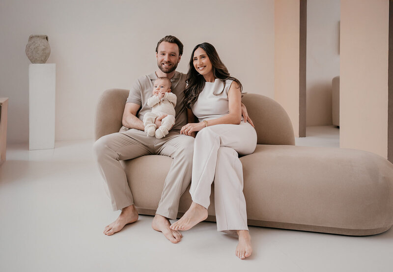 Pasgeboren baby gefotografeerd door Leukfotografie, gespecialiseerd in pure newbornfotografie in Atelier Oost