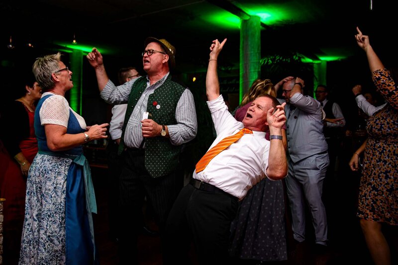 Hochzeitsfeier freunde und verwandte tanzen wild auf der party