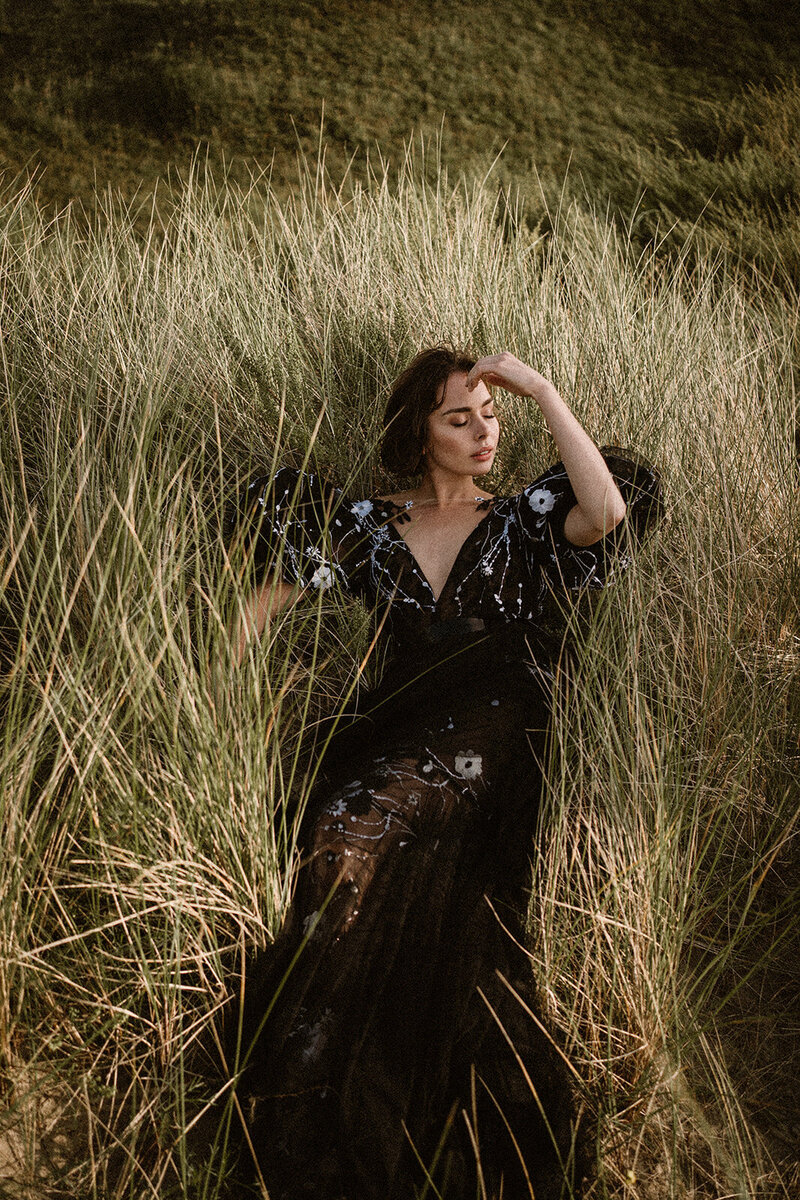 Josine in de duinen van Katwijk met een jurk van Edwin Oudshoorn
