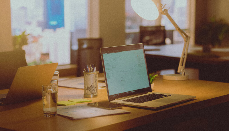 Firefly_uma mesa de escritorio de uma mulher com objetos de trabalho. Background de escritori 948996 (1) (1)