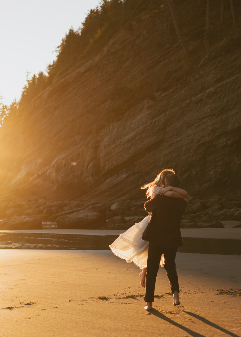 couples elopement on Oregon cliffside
