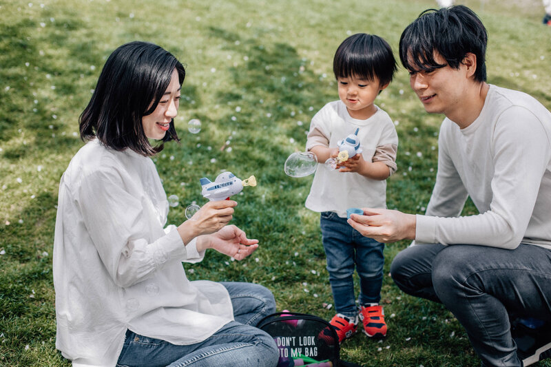 2yo boy, mom and dad are playing with bubbles