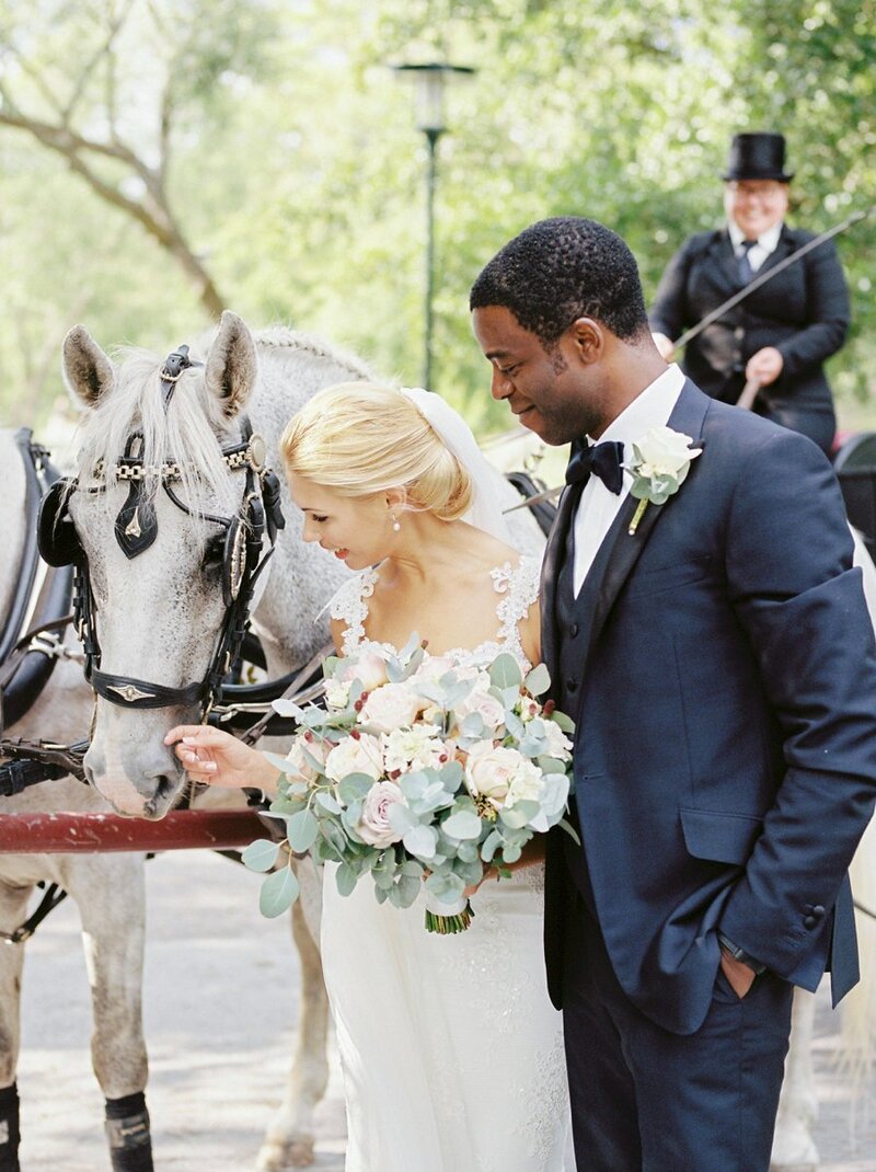 0021_Bride-and-groom-with-two-white-horses