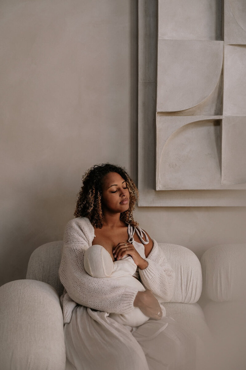 Mama en pasgeboren baby tijdens newbornshoot in Atelier Oost Amsterdam